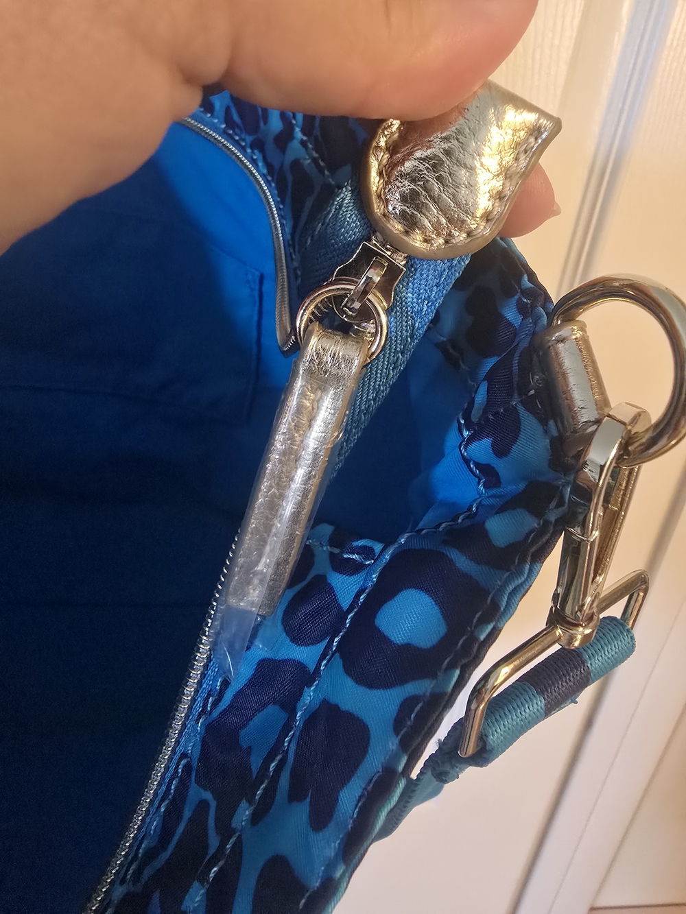 BNWT Lilly Pulitzer Blue Leopard Evita Tote With Adjustabke Strap & Gold Handles - Picture 7 of 12